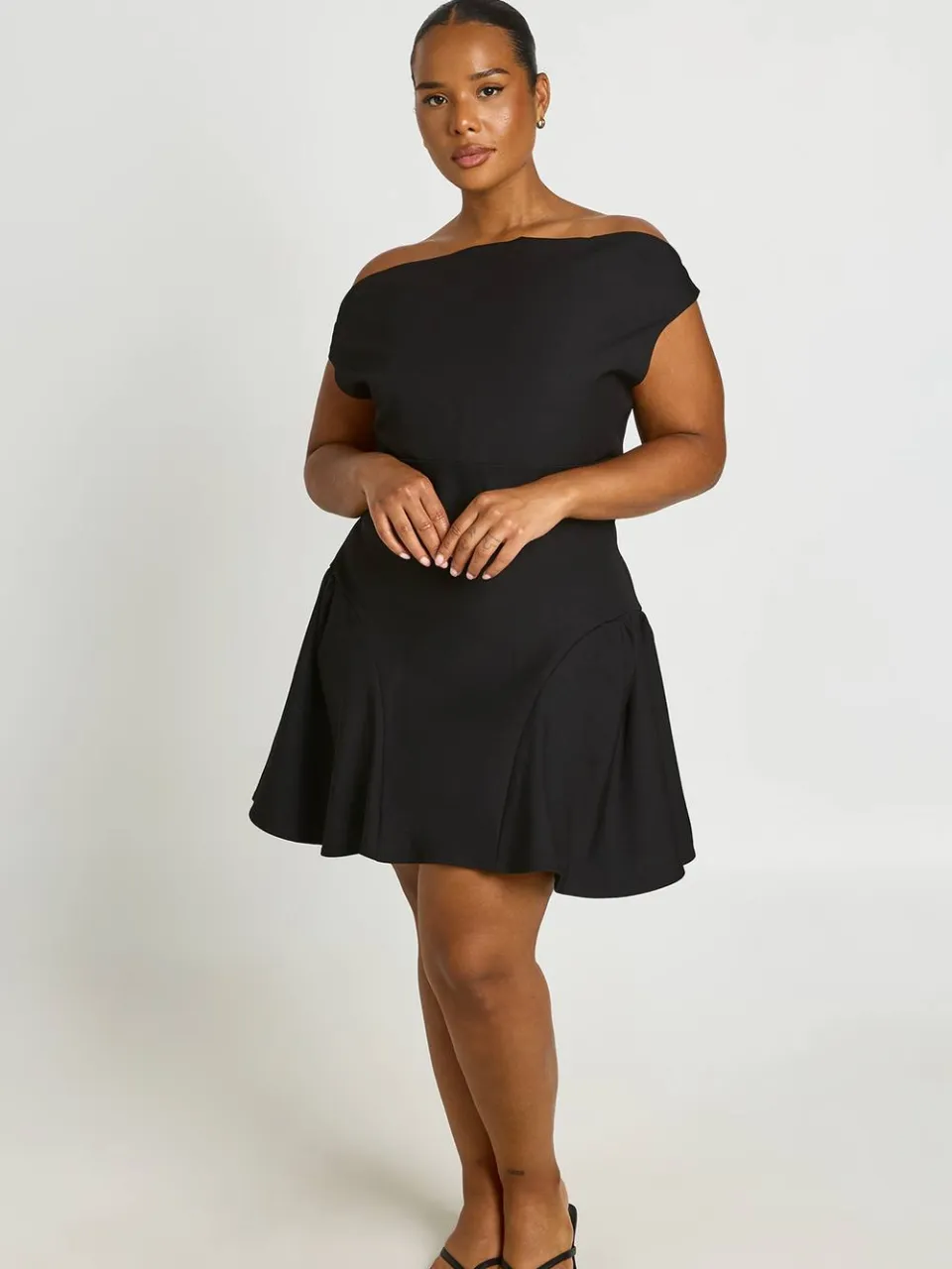 boohoo Dames Plus Asymmetrische Skater Jurk zwart, foto 3