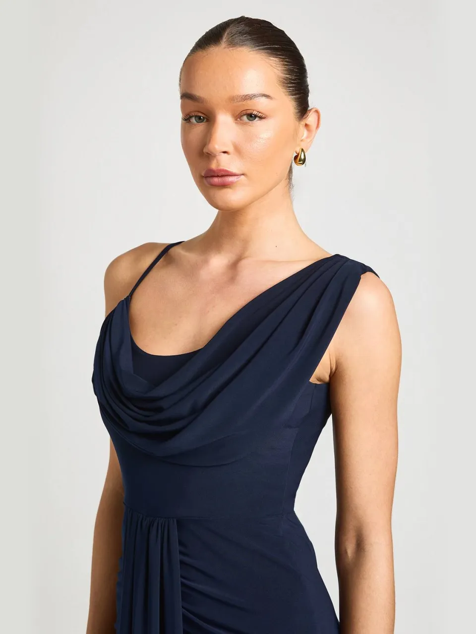 boohoo Dames Dubbele Laag Slinky Drape Voorkant Cold Shoulder Maxi Jurk marineblauw, foto 3
