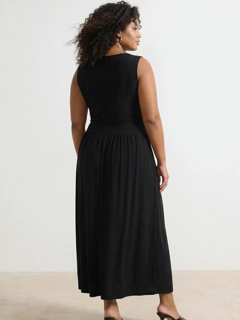 Trendyol Curve Dames Zwart Effen Maxi Mouwloos Casual A-lijn Grote maten Jurk, foto 2