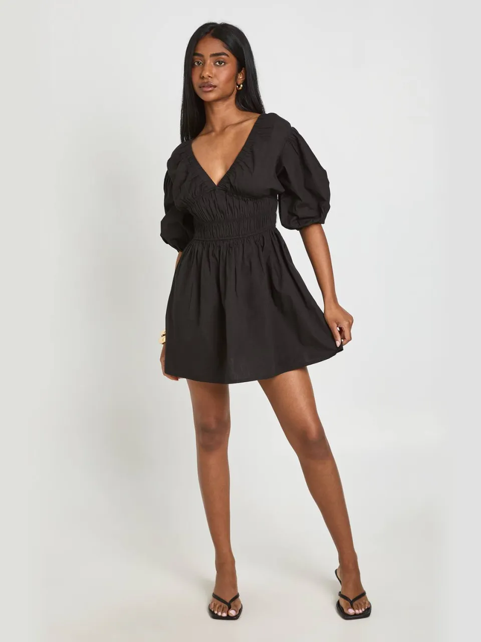 boohoo Dames Katoenen Poplin Mini Jurk Met Gerimpeld Lijfje, V-hals En Pofmouwen zwart, foto 3