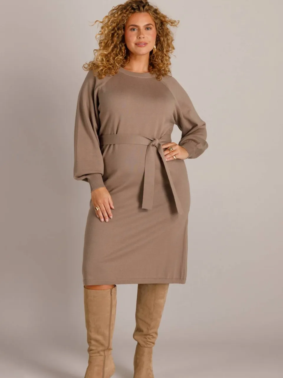 Yest Curve Plus Size gebreide midi jurk met glitters - taupe, foto 3