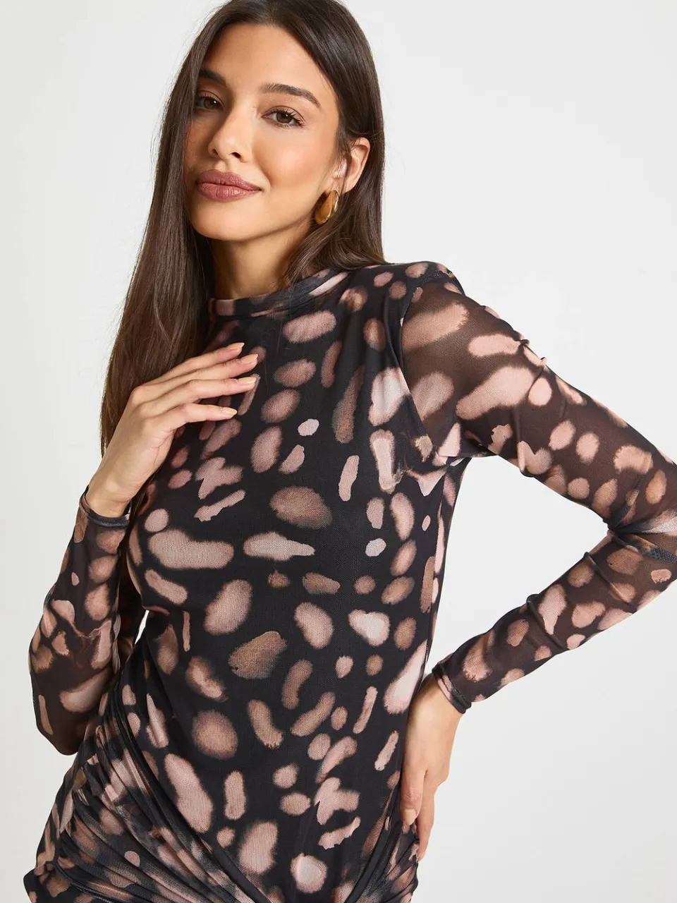 boohoo Dames Hoge hals bedrukte mesh wikkel mini-jurk bruin, foto 2