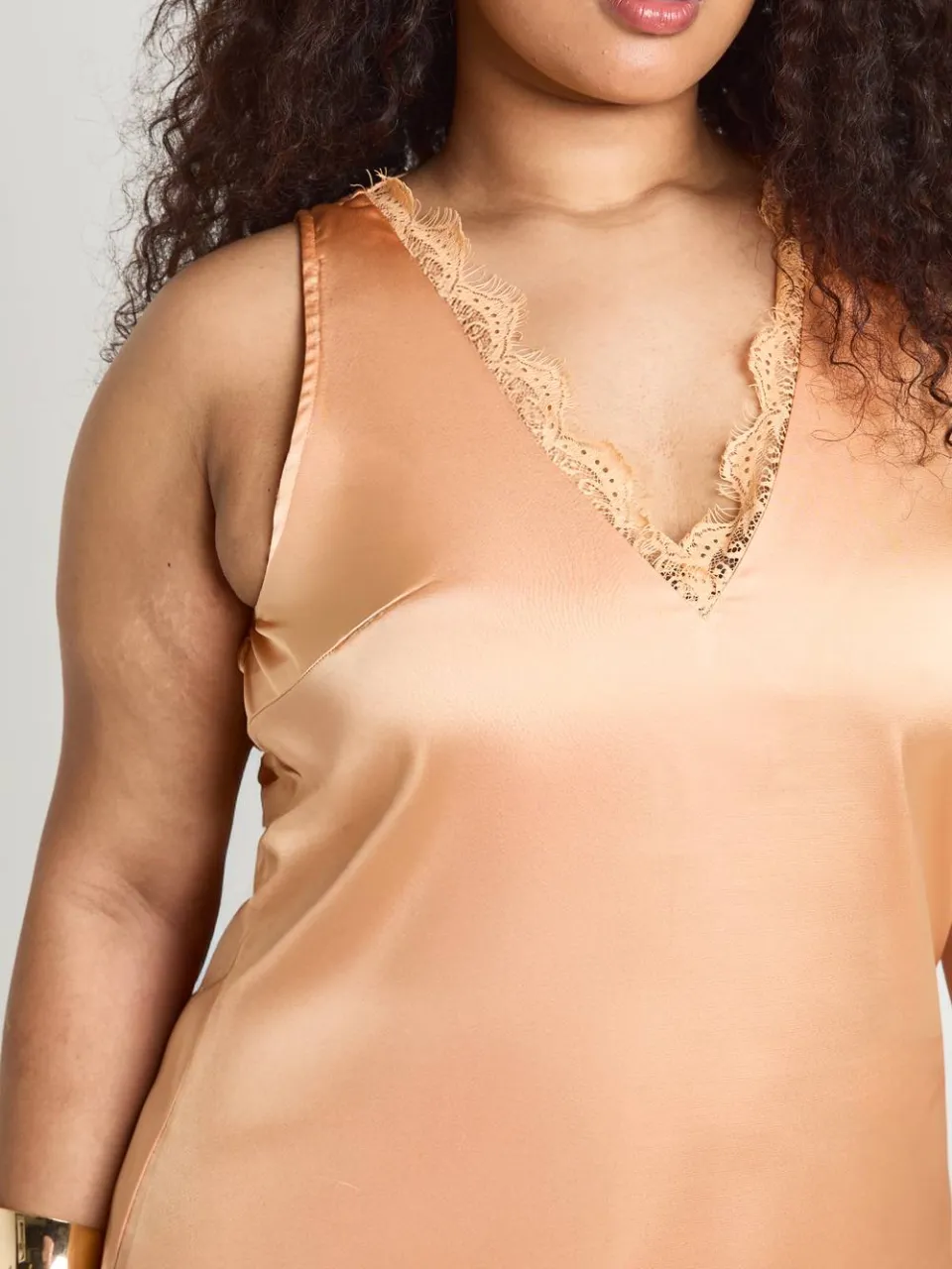 boohoo Dames Plus Satijnen Shift Jurk Met Diepe V-hals En Kanten Rand oranje, foto 4