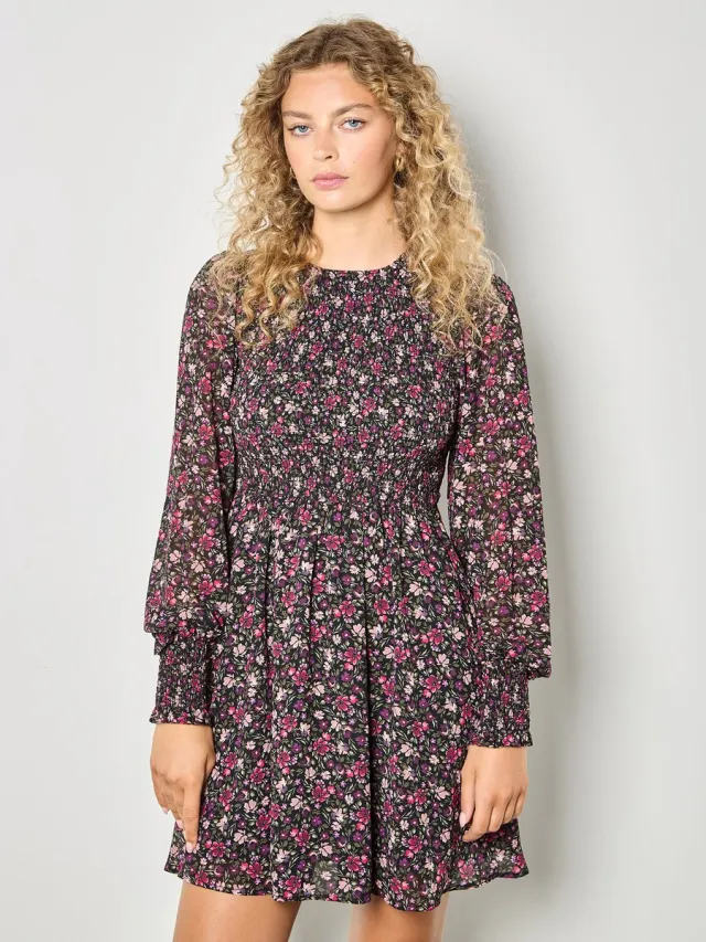 Apricot Mini-jurk met smockwerk en kleine bloemenprint roze