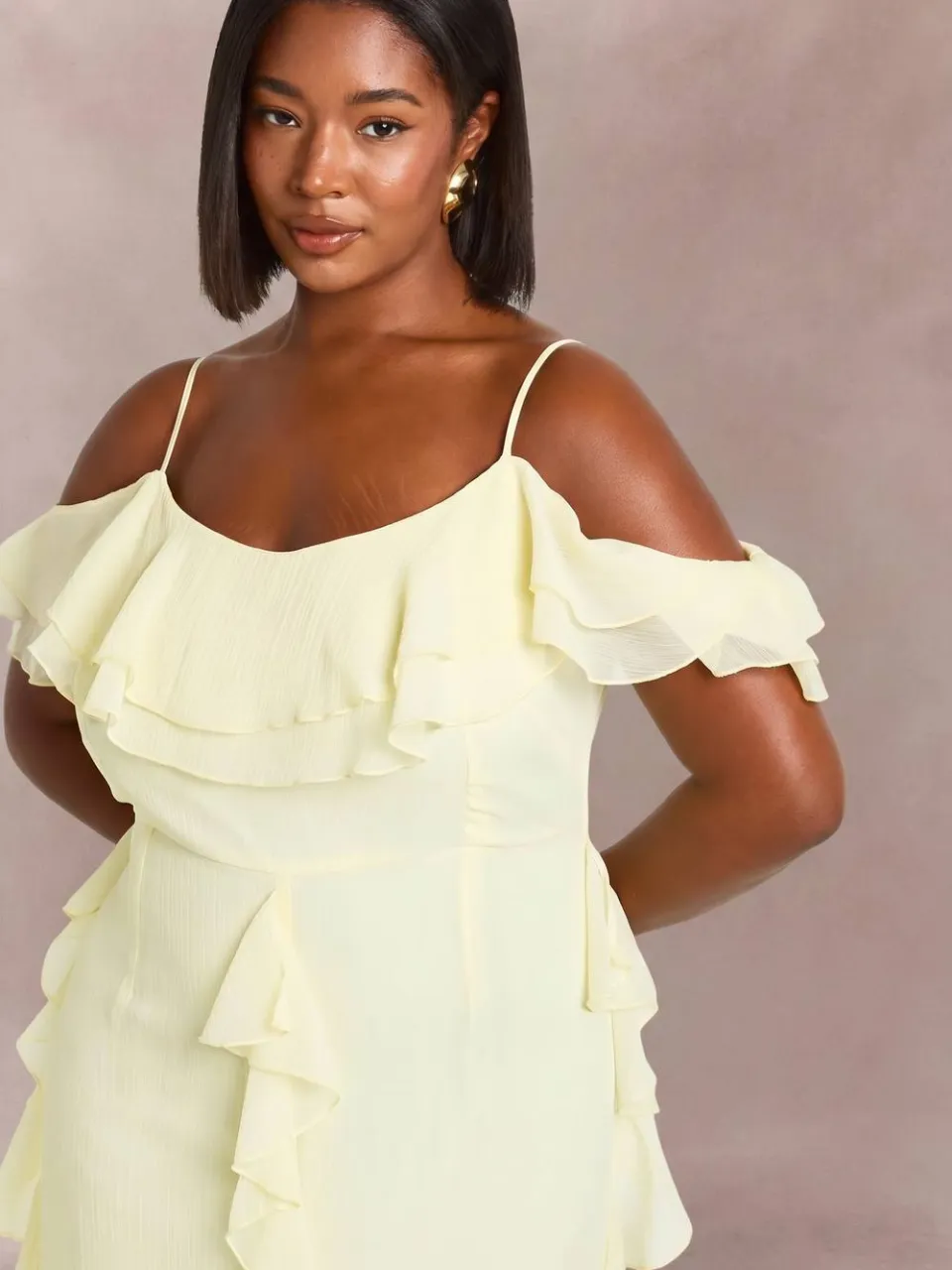 boohoo Dames Plus Chiffon Ruches Cold Shoulder Maxi Jurk citroen, foto 4