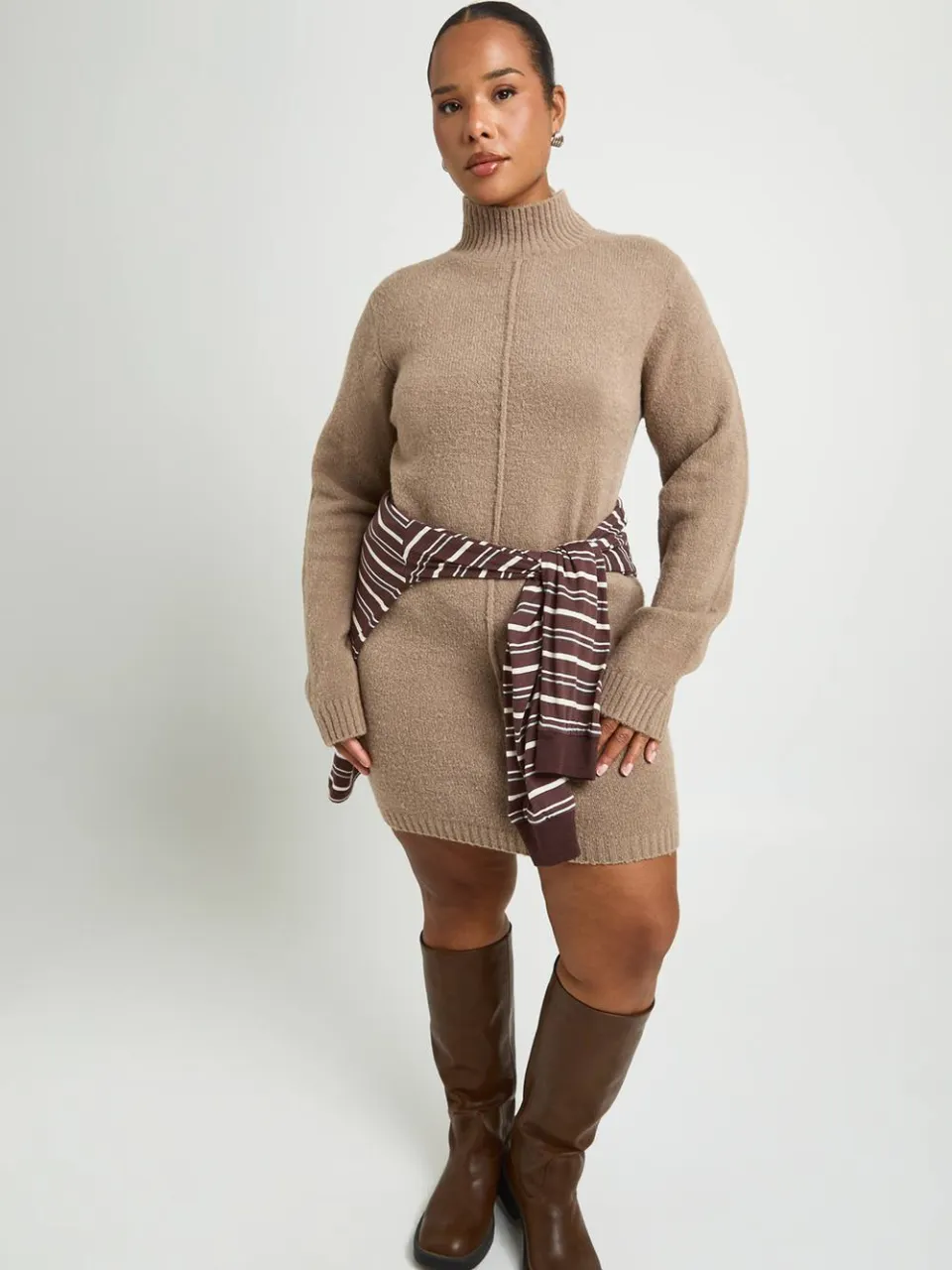 boohoo Dames Plus Trui-jurk Met Hoge Hals En Naaddetail In Gebreide Mini-lengte taupe, foto 3
