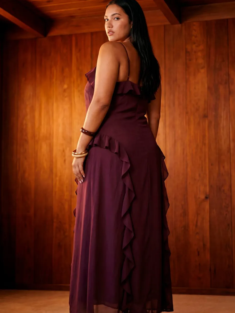 boohoo Dames Plus Chiffon Bandjes Ruches Maxi Jurk bordeaux rood, foto 2