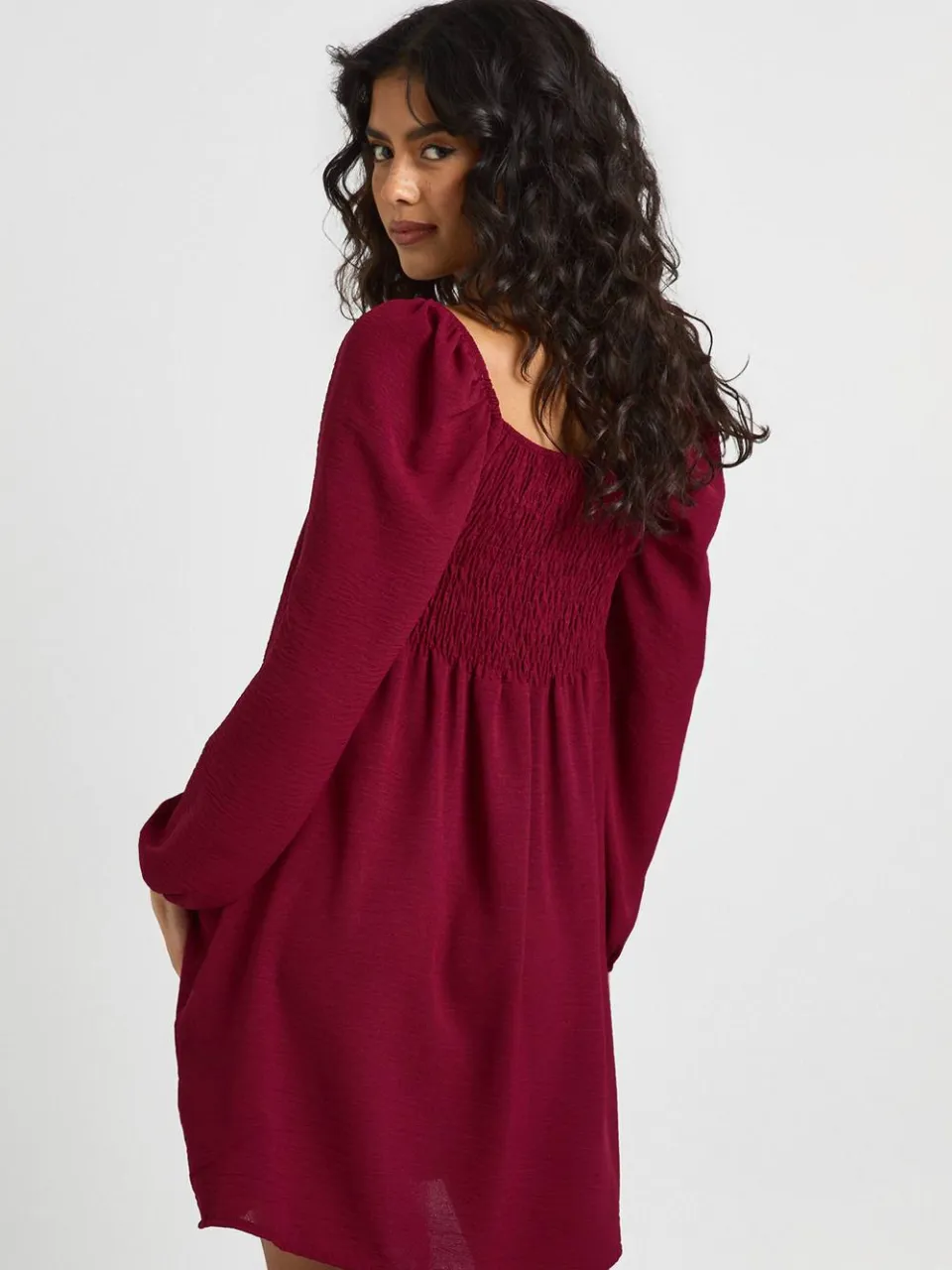 boohoo Dames Gehamerde Volume Mouw Melkmeid Mini Jurk merlot, foto 3