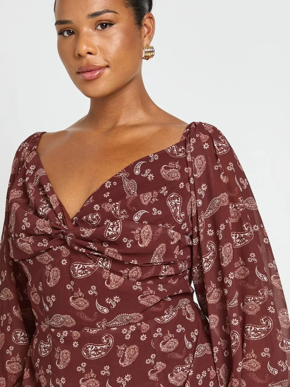 boohoo Dames Plus Paisley Chiffon Midaxi Jurk bordeaux rood, foto 2