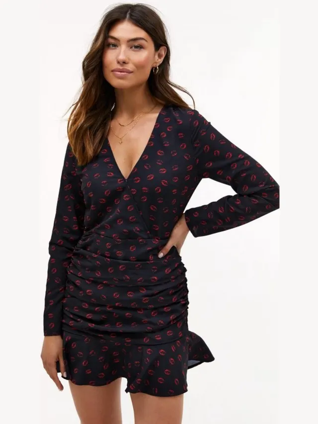 NA-KD loavies zwart kiss print wikkeljurk