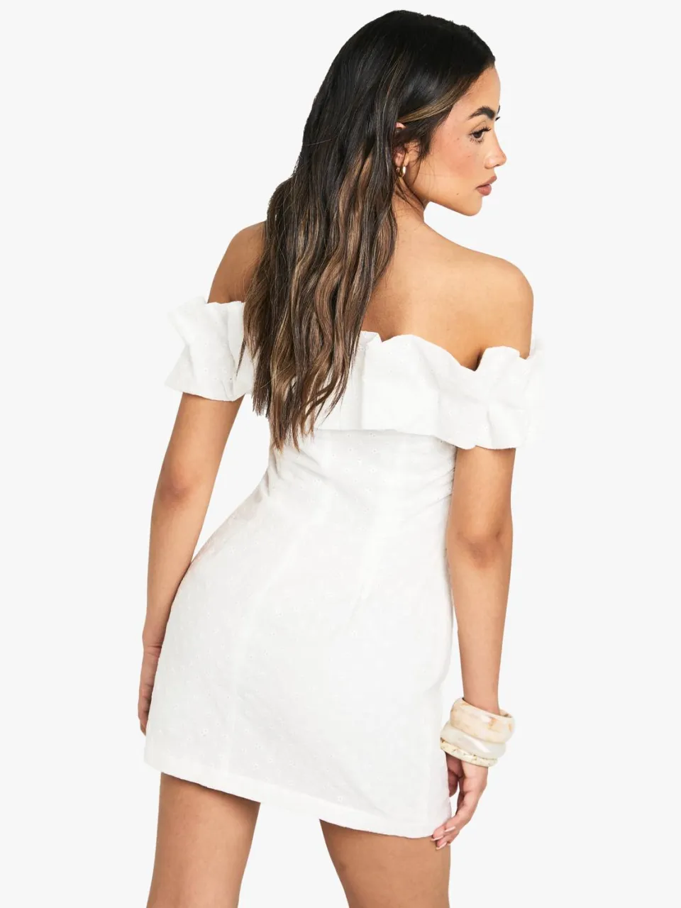 boohoo Dames Broderie Ruffled Detail Bardot Mini Dress wit, foto 2