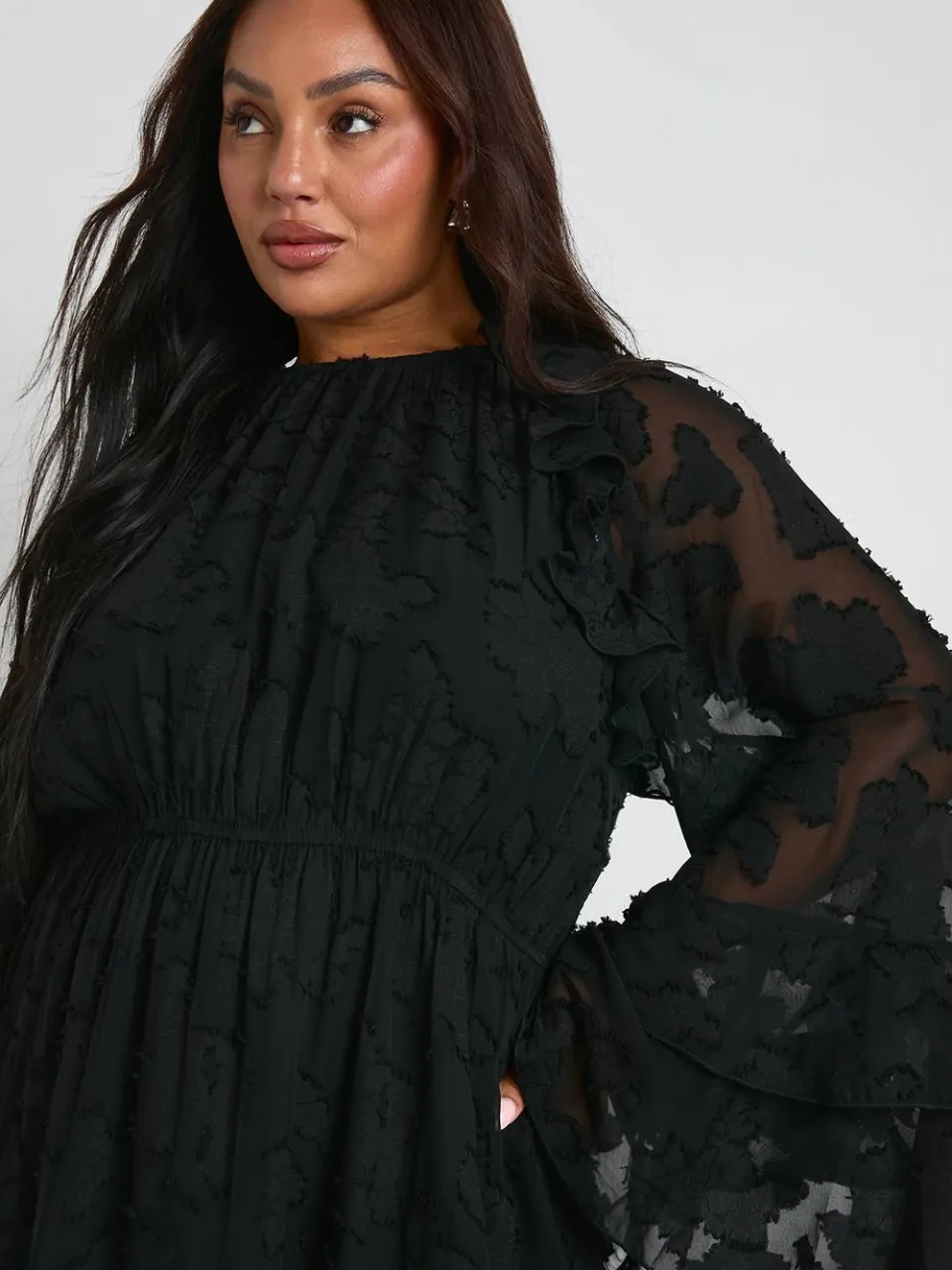 boohoo Dames Plus burnout bloemen ruffle smockjurk zwart, foto 4