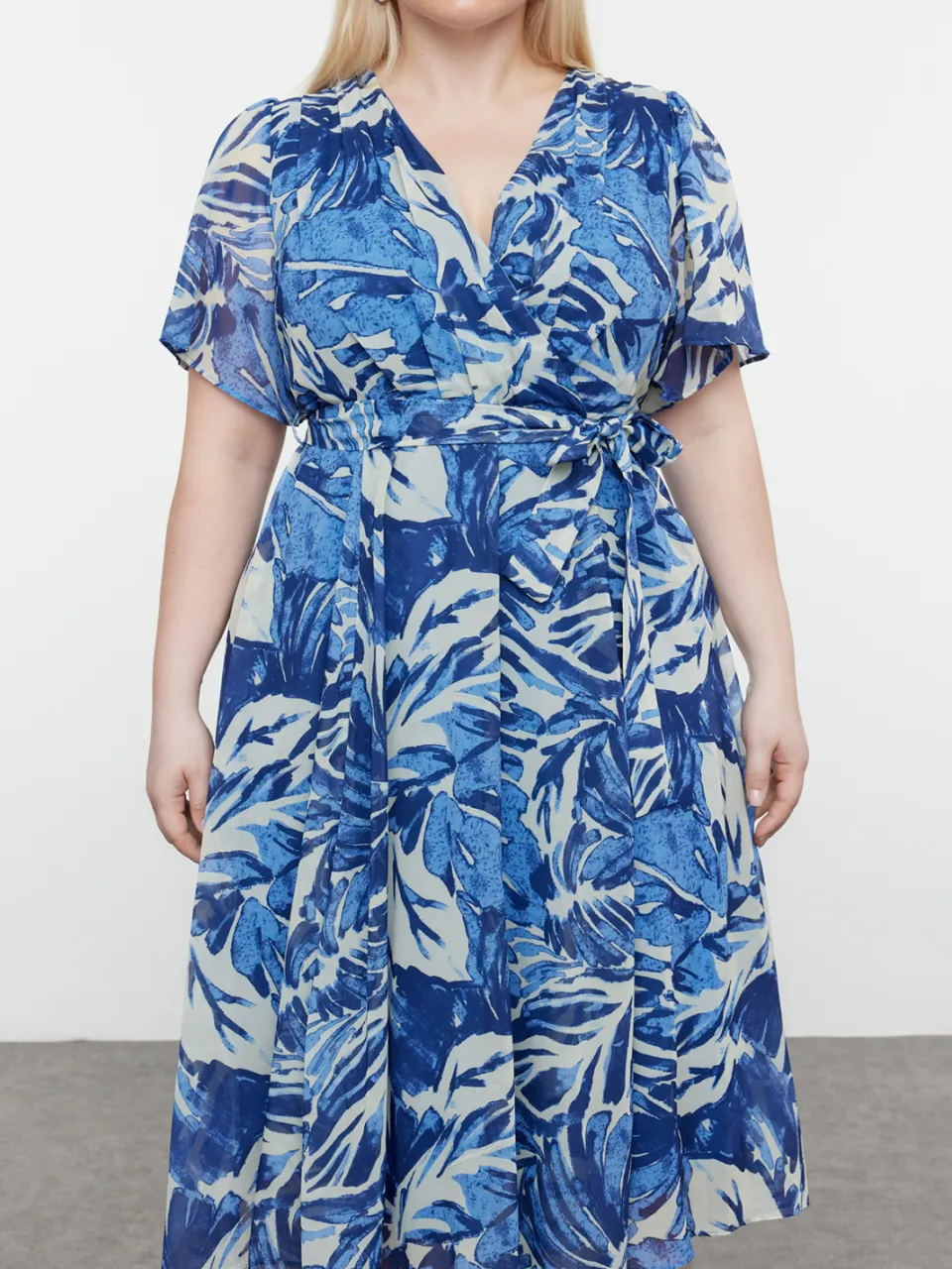 Trendyol Curve Dames Blauw Bloemen Maxi Kort Casual A-lijn Grote maten Jurk, foto 2