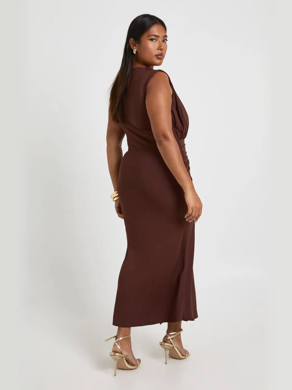 boohoo Dames Plus midaxi-jurk met ruches en gouden afwerking, foto 3