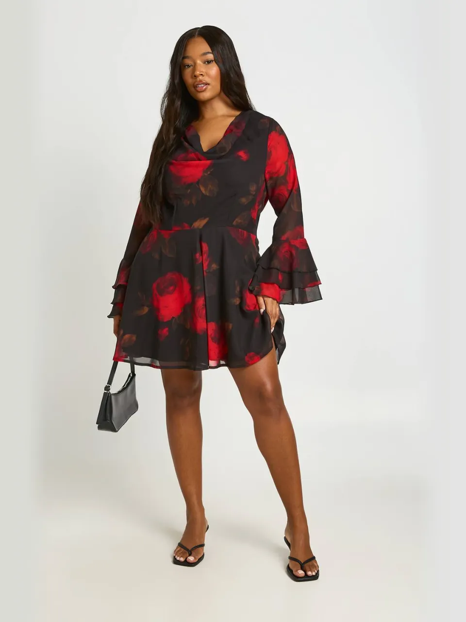 boohoo Dames Plus Bloemen Chiffon Mini-jurk Met Strikdetail Op De Rug En Wijd Uitlopende Rok zwart, foto 3
