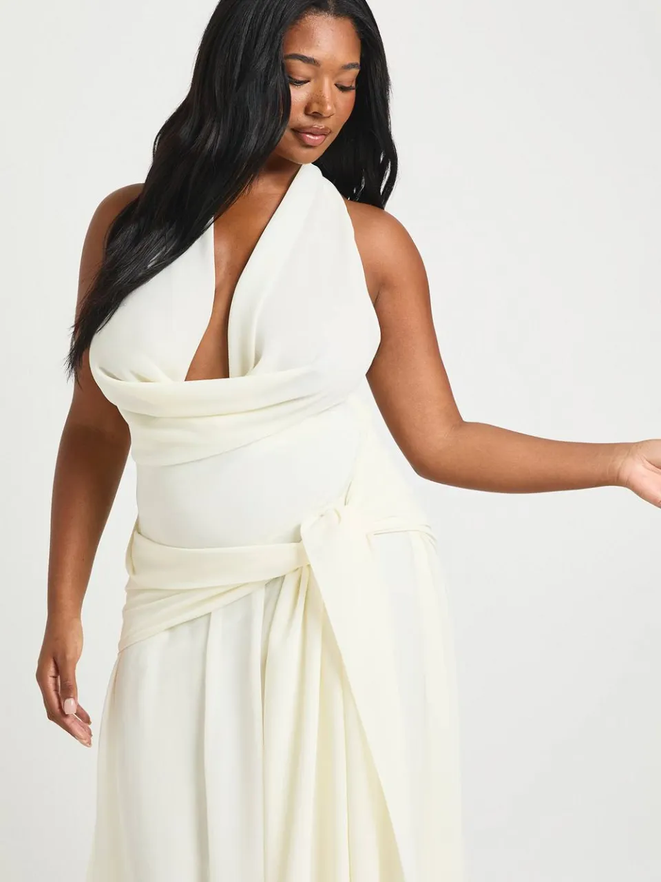 boohoo Dames Plus Chiffon Extreme Waterval Hals Strikband Taille Maxi Jurk ecru, foto 3