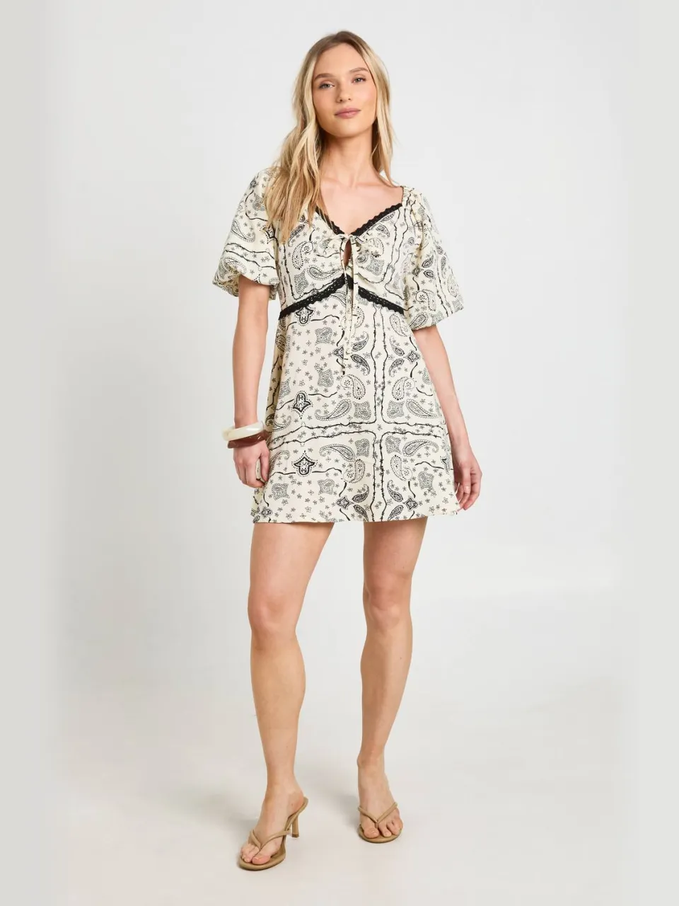 boohoo Dames Petite Mini-jurk Met Paisley Print En Kanten Afwerking crème, foto 2