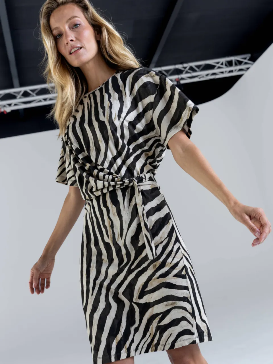 Poools T-shirtjurk korte jurk met zebraprint zwart, foto 4
