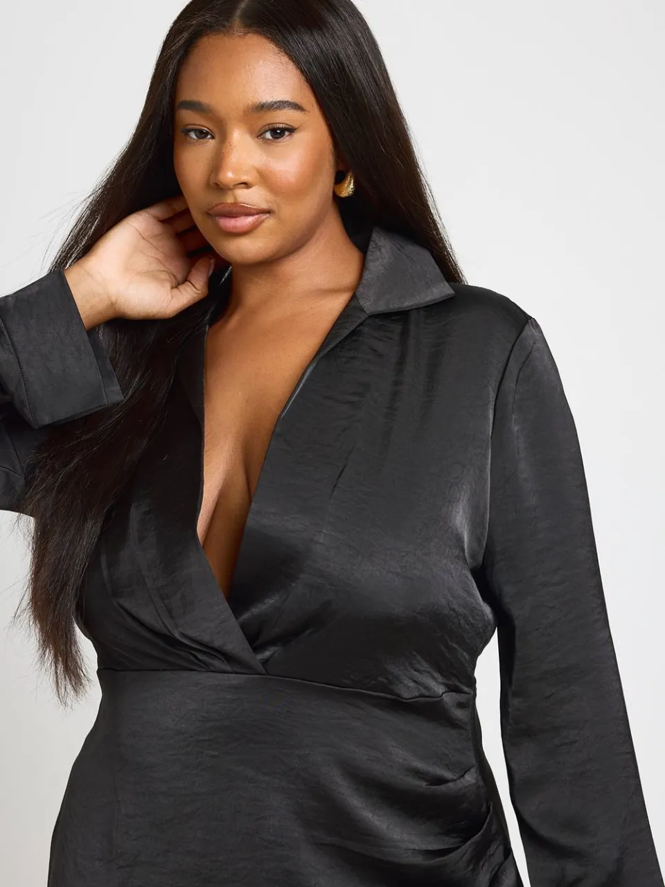 boohoo Dames Plus Getextureerde Satijnen Jurk Met Kraag zwart, foto 4