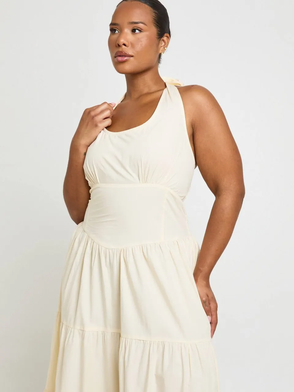 boohoo Dames Plus Halterneck Poplin Maxi Jurk citroen, foto 4