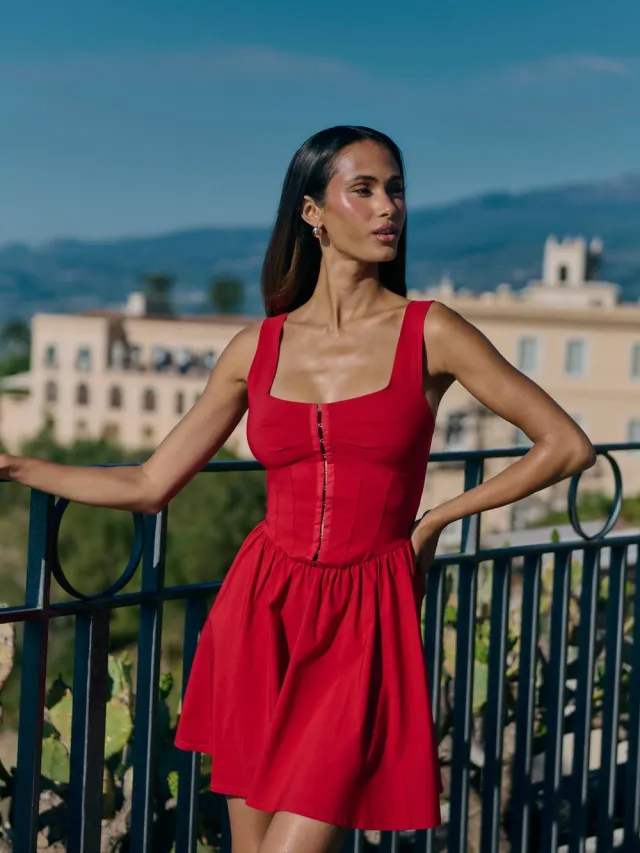 boohoo Dames Bengaline Skater Jurk Met Haakjes En Oogjes Rood