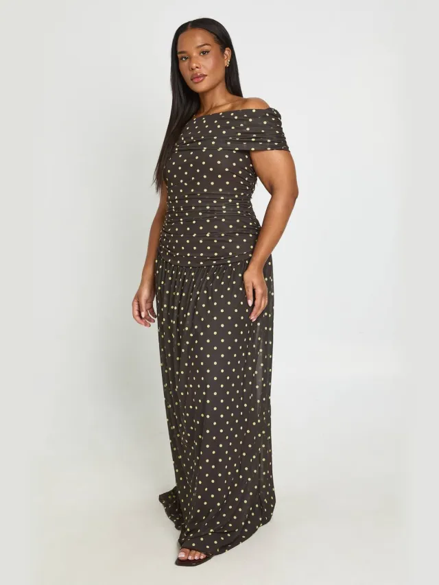 boohoo Dames Plus Polkadot Gerimpelde Maxi Jurk Met Verlaagde Taille Chocoladebruin