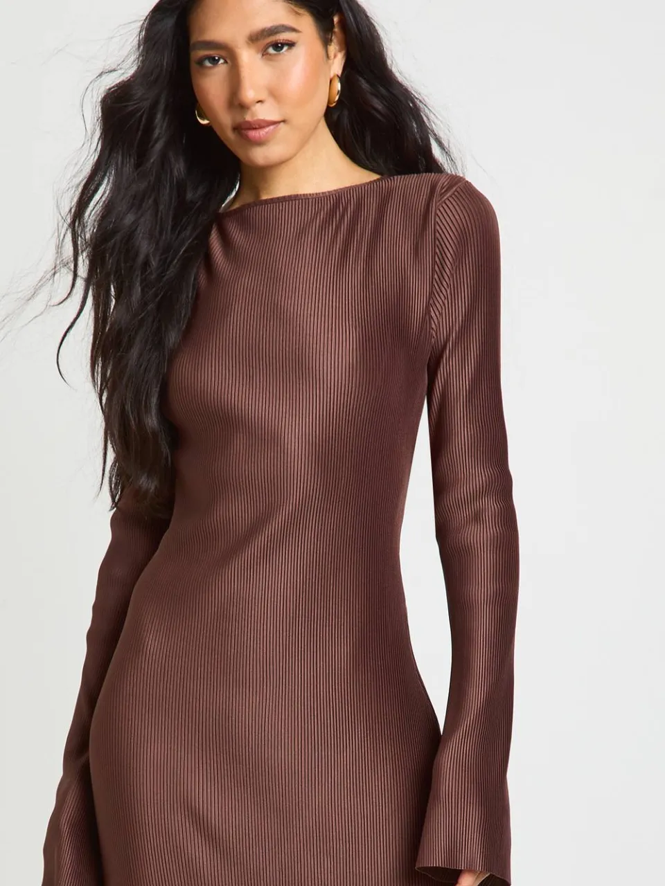 boohoo Dames Tall Plisse Wijdvallende Mouw Kolom Maxi Jurk chocoladebruin, foto 3