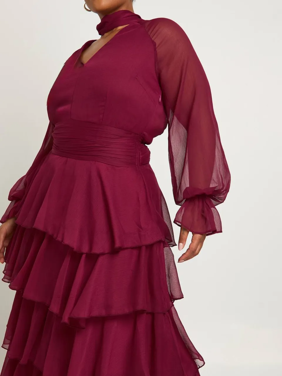 boohoo Dames Plus-size chiffon maxi-jurk met geknoopte hals en ruches bordeaux rood, foto 3