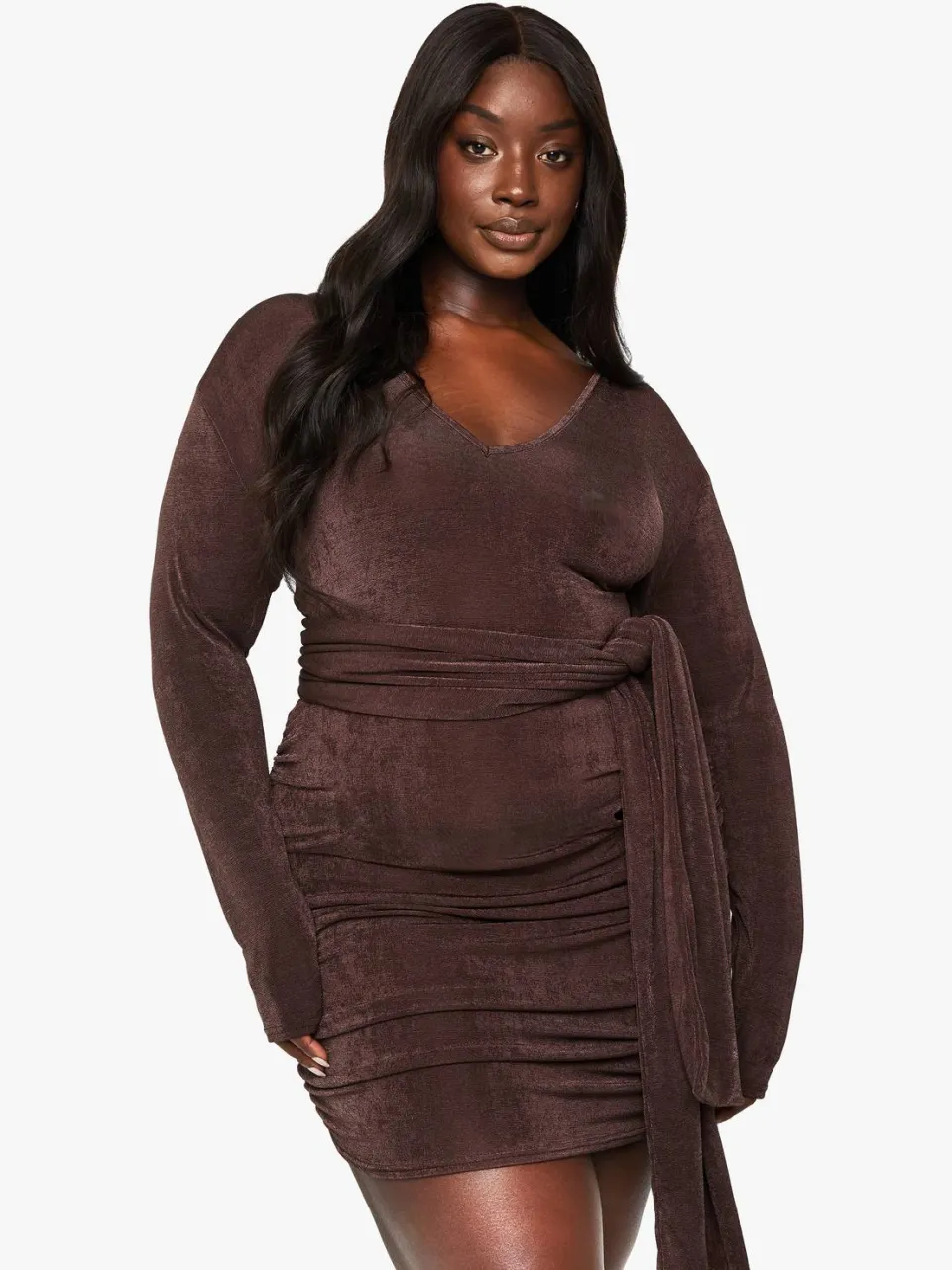 boohoo Dames PLUS GETEXTUREERDE SLINKY MINI-JURK MET VOORBAND chocoladebruin, foto 3