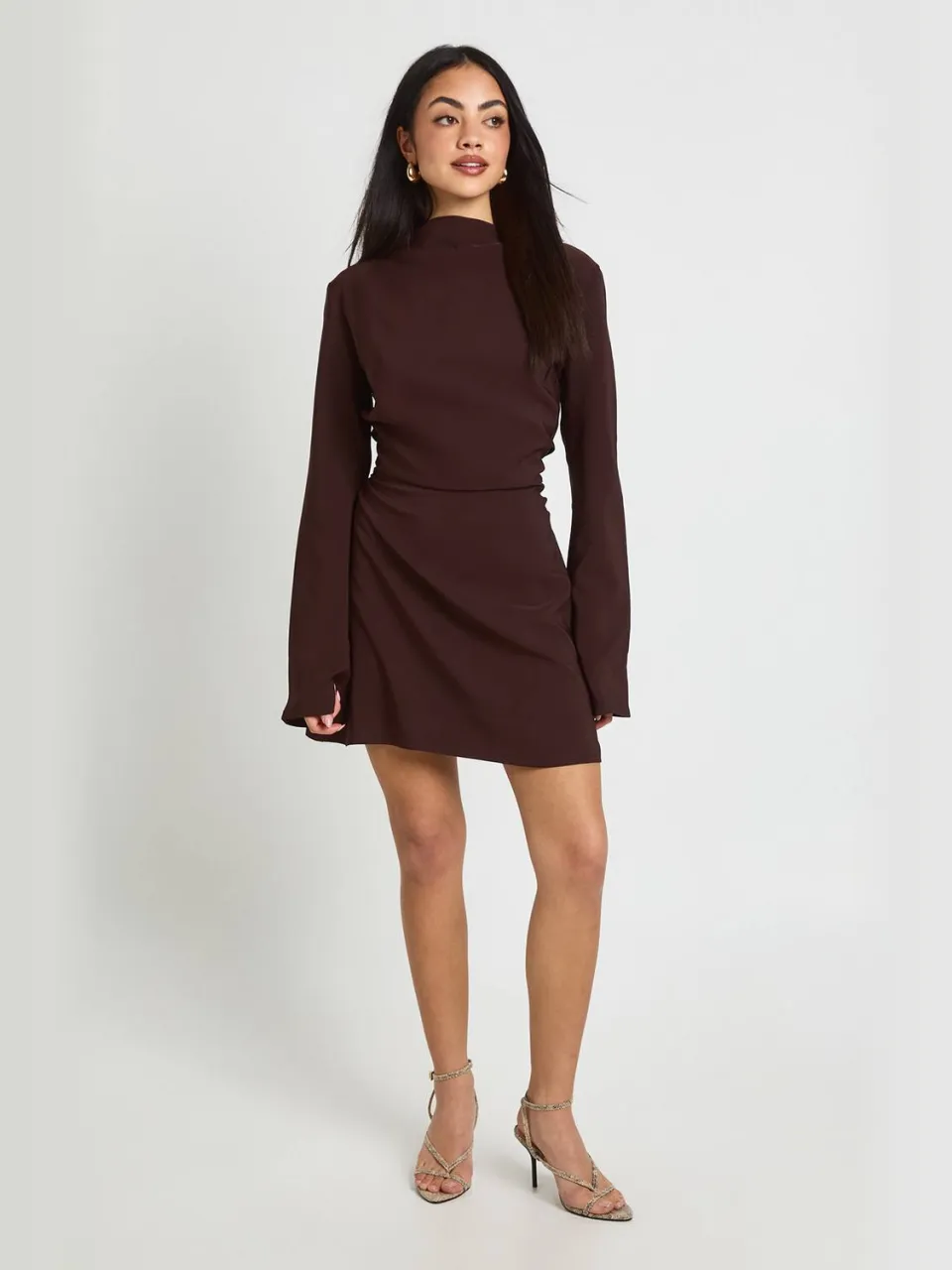 boohoo Dames Lange Mouwen Gerimpelde Hoge Hals Shift Jurk chocoladebruin, foto 3