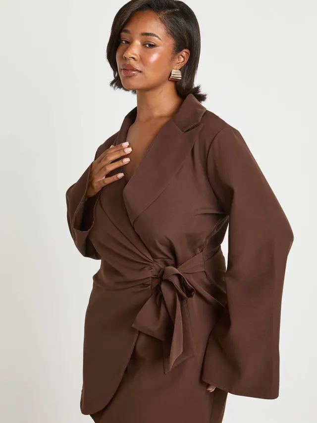 boohoo Dames Plus getailleerde blazerjurk met strik in de taille Chocoladebruin