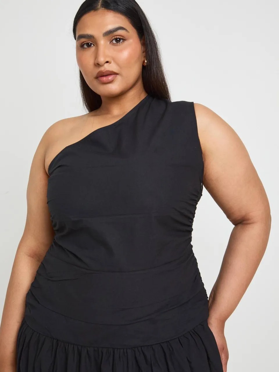 boohoo Dames Plus Katoenen Popeline Jurk Met Éen Schouder En Gerimpeld Midaxi Model zwart, foto 3