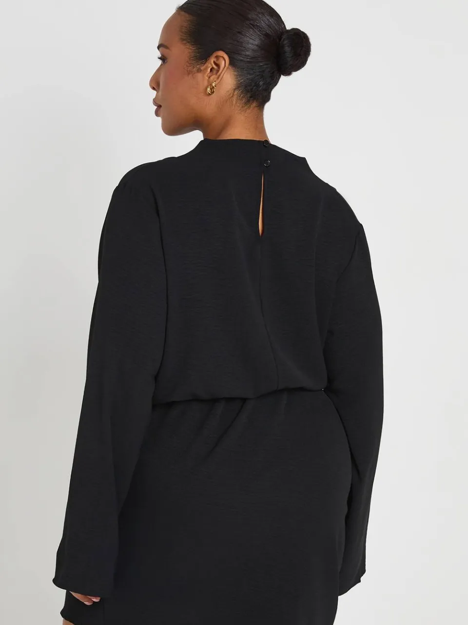 boohoo Dames Plus Gehamerde Cowl Hals Knoop Detail Mini Jurk zwart, foto 3