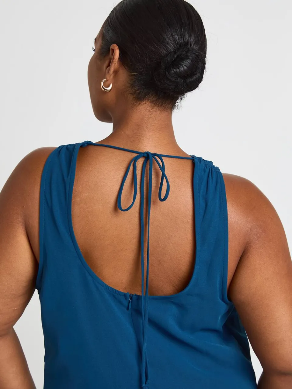 boohoo Dames Plus Chiffon Maxi Jurk Met Waterval Halslijn marineblauw, foto 4