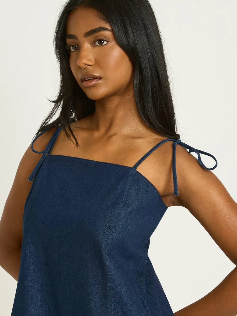 boohoo Dames Denim Mini-jurk Met Bandjes En Verlaagde Zoom, foto 4