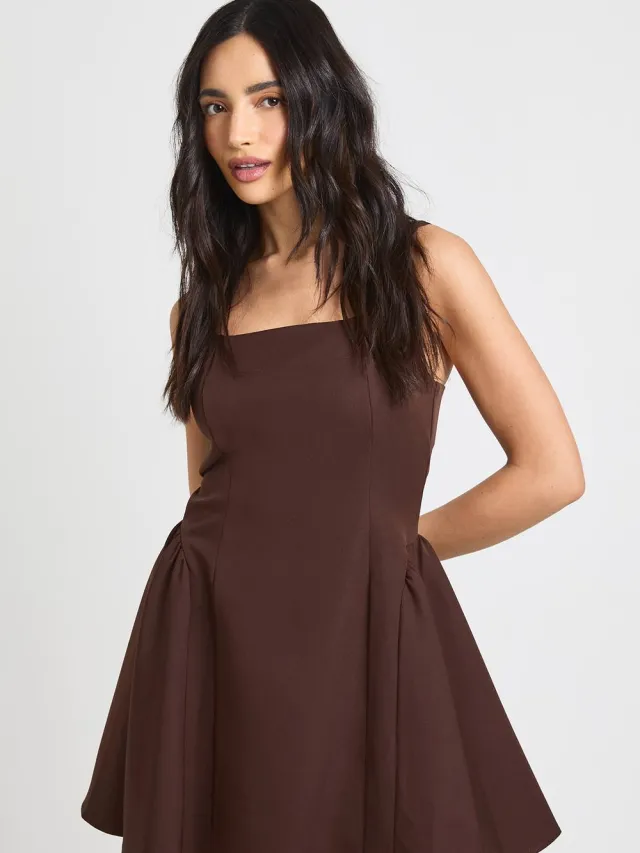 boohoo Dames Mini-jurk Met Vierkante Hals En Wijde Rok Espresso