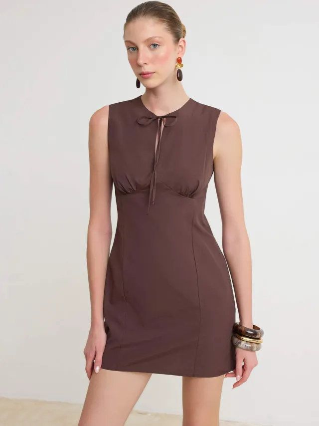 Trendyol TRENDYOLMİLLA Dames Bruin Effen Kort / Mini Mouwloos Recht Jurken