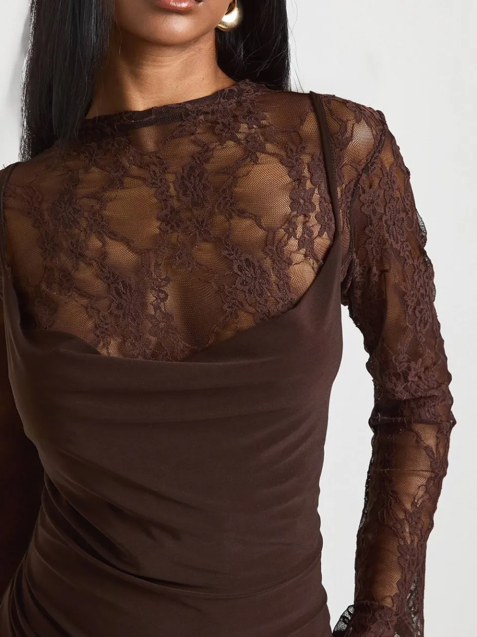boohoo Dames Kanten Jurk met Hoge Hals en Wijd Uitlopende Mouwen Met Slanke Cowl Cami chocoladebruin, foto 3