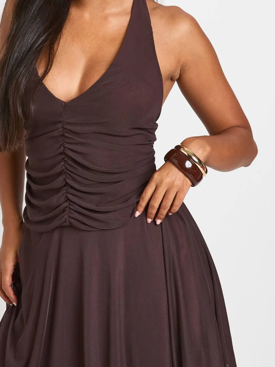 boohoo Dames Mesh Halterneck Skater Jurk Met Geplooid Front chocoladebruin, foto 4