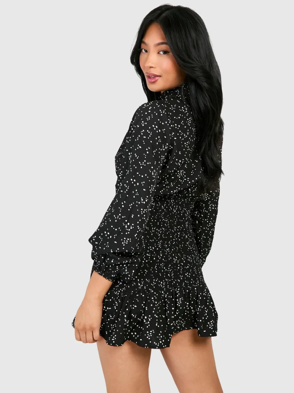 boohoo Dames Petite Spot Jurk met hoge hals, gerimpeld en met ruches zwart, foto 2