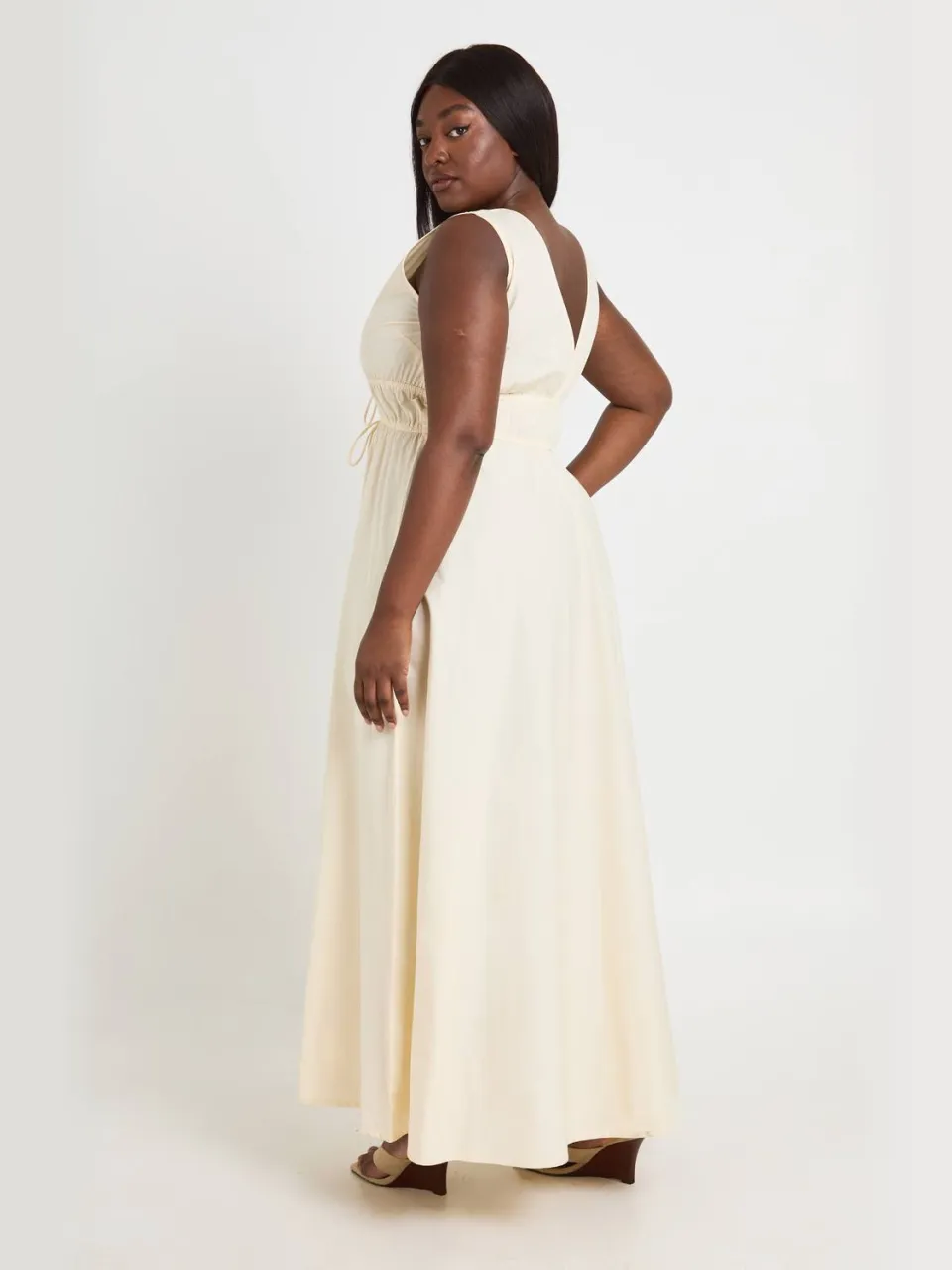 boohoo Dames Plus Diepe V-hals Maxi Skater Jurk Met Strikdetail citroen, foto 2