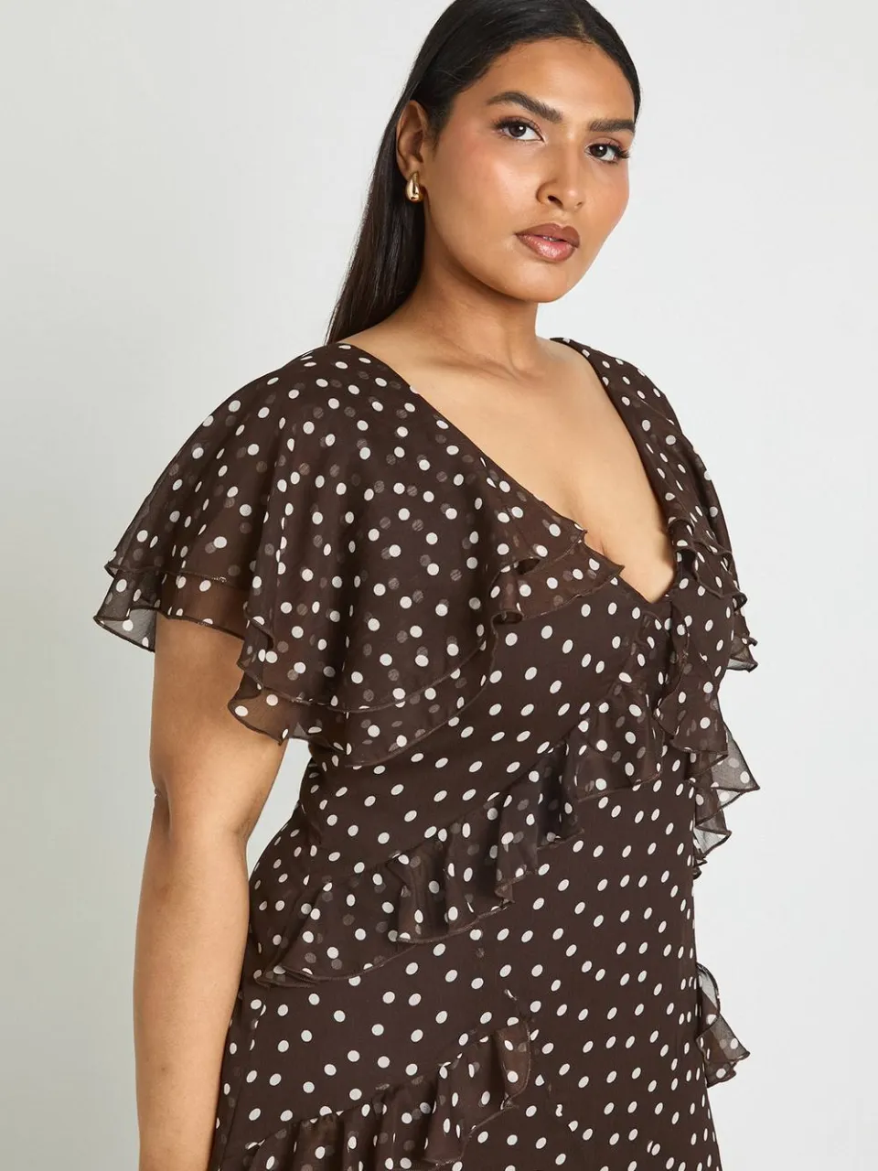 boohoo Dames Plus Polkadot Print Chiffon Maxi Jurk Met Watervalhals chocoladebruin, foto 3
