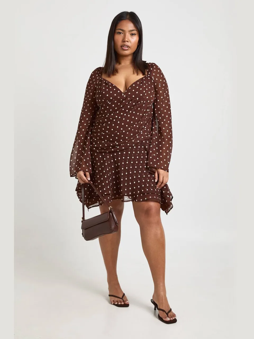 boohoo Dames Plus Size Polkadot Chiffon Godet Skater chocoladebruin, foto 3