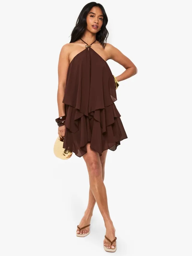 boohoo Dames Petite halterneck mini-jurk met gouden afwerking en gelaagde rok Chocoladebruin