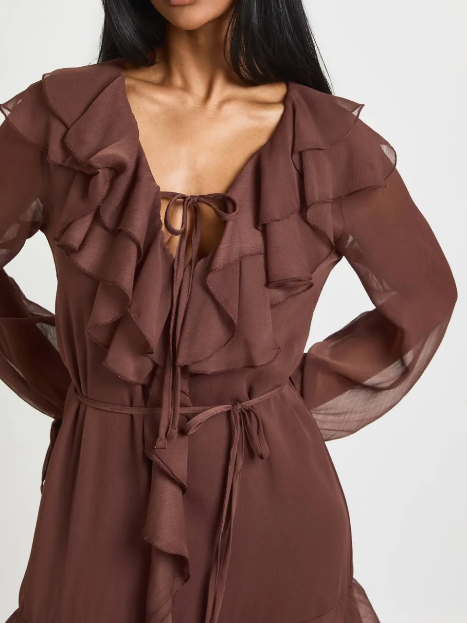 boohoo Dames Chiffon Maxi Jurk met Ruffle Details en Zwevende Pasvorm chocoladebruin, foto 4