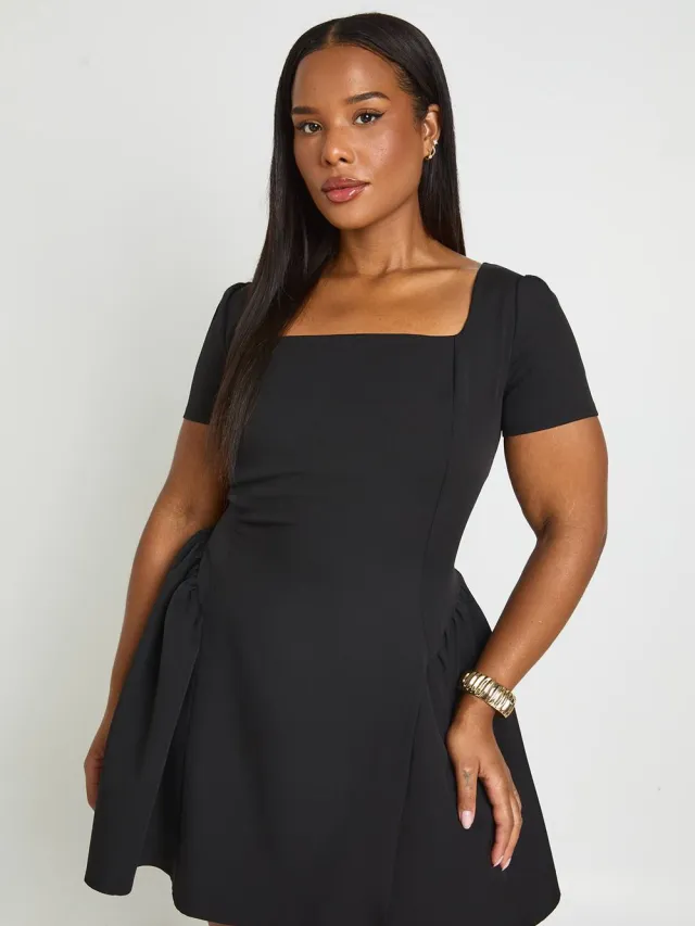 boohoo Dames Skater Jurk Met Pofmouwen In Plusmaat Zwart