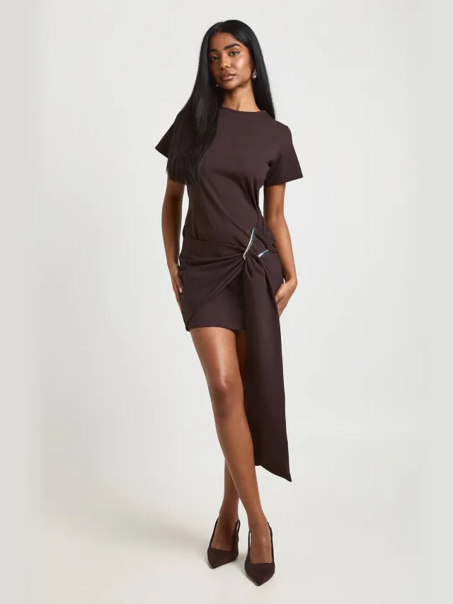 boohoo Dames Jurk Met Gouden Trim Riem En Korte Mouwen Chocoladebruin