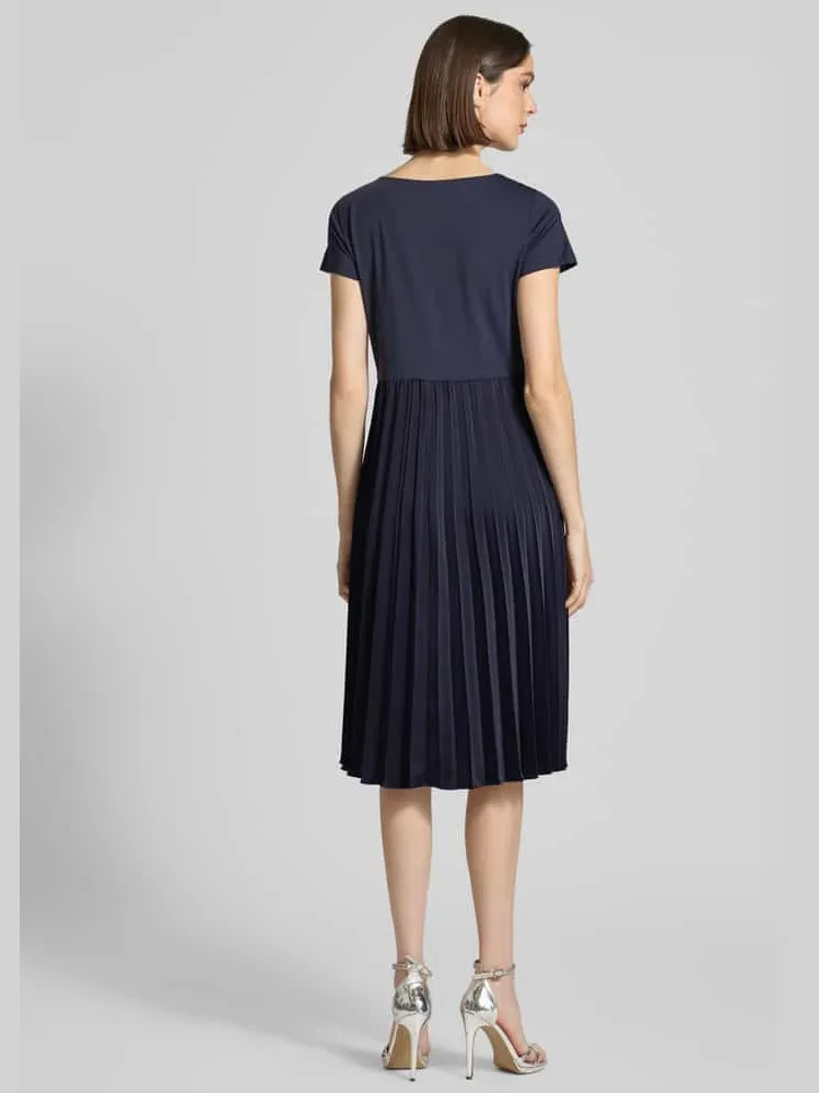 Christian Berg Woman Selection midi-jurk in met plissés marineblauw, foto 3