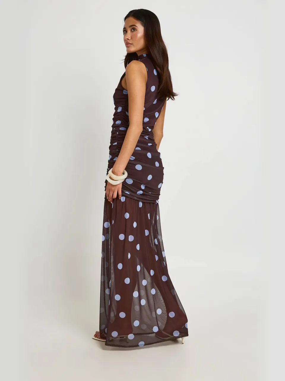 boohoo Dames Maxi Jurk Met Ton-sur-ton Polkadots En Geplooid Lijfje chocoladebruin, foto 3