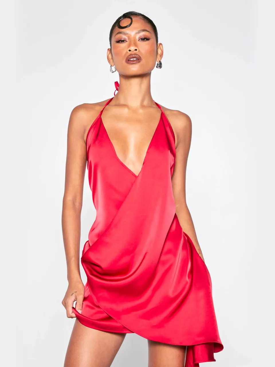 boohoo Dames Satijnen Mini Jurk met Wikkel Voorkant en Ruffle Details Rood